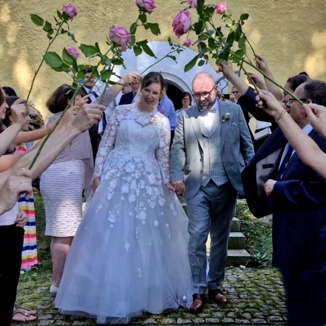Weiden/Neuhaus an der Pegnitz. Florian Weiß aus Ullersricht heiratete Katrin Kirsch aus Neuhaus an der Pegnitz, gefolgt von traditionellen Feierlichkeiten und Unterstützung ihrer Gemeinschaften.