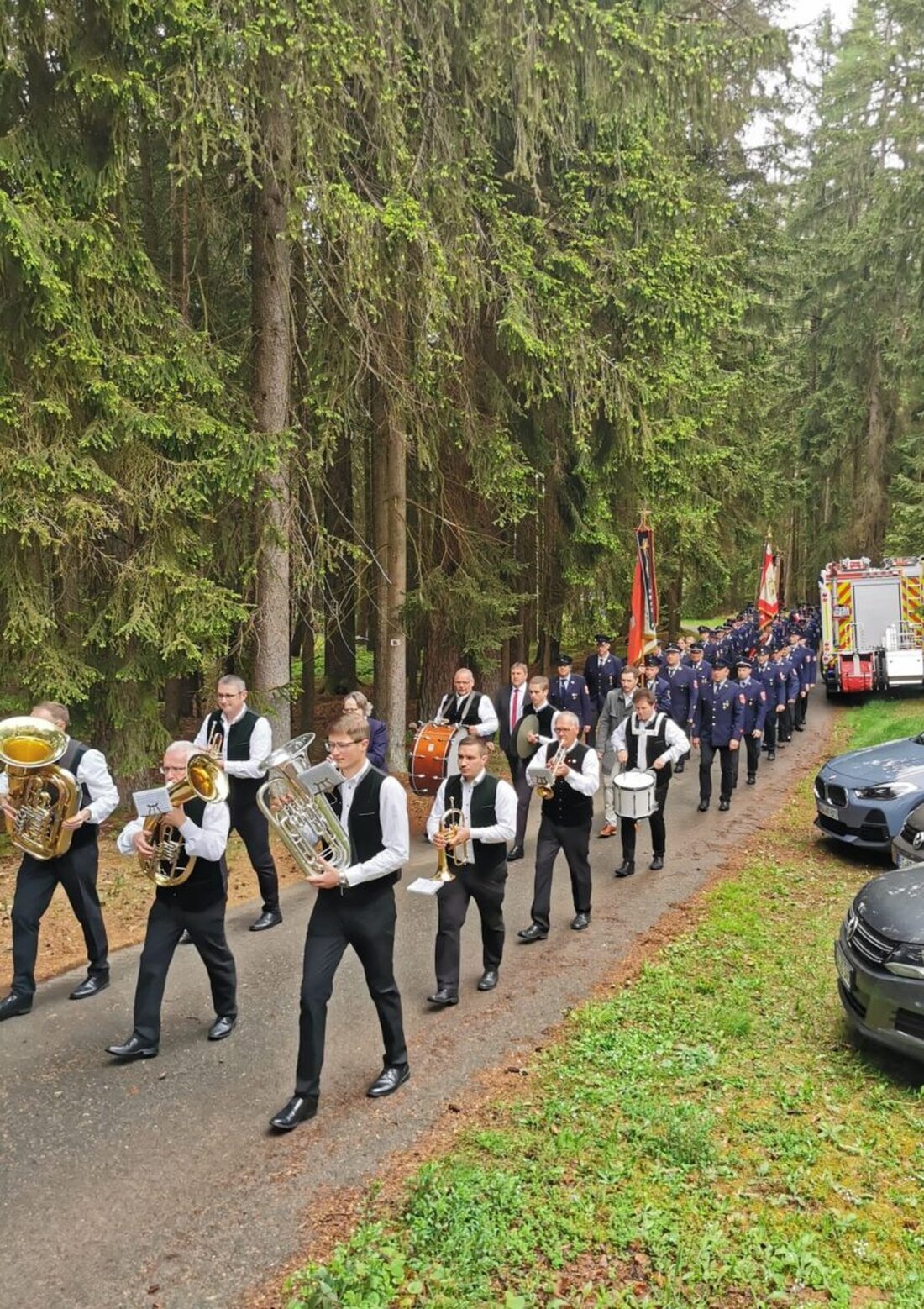 Heinersreuth. Die Feuerwehren aus Kirchenthumbach feierten den Florianstag 2025 in Heinersreuth mit einem Gottesdienst und betonten die Wichtigkeit von Teamgeist. Bürgermeister Ewald Plössner dankte den Feuerwehren für ihren Einsatz und Zusammenhalt.
