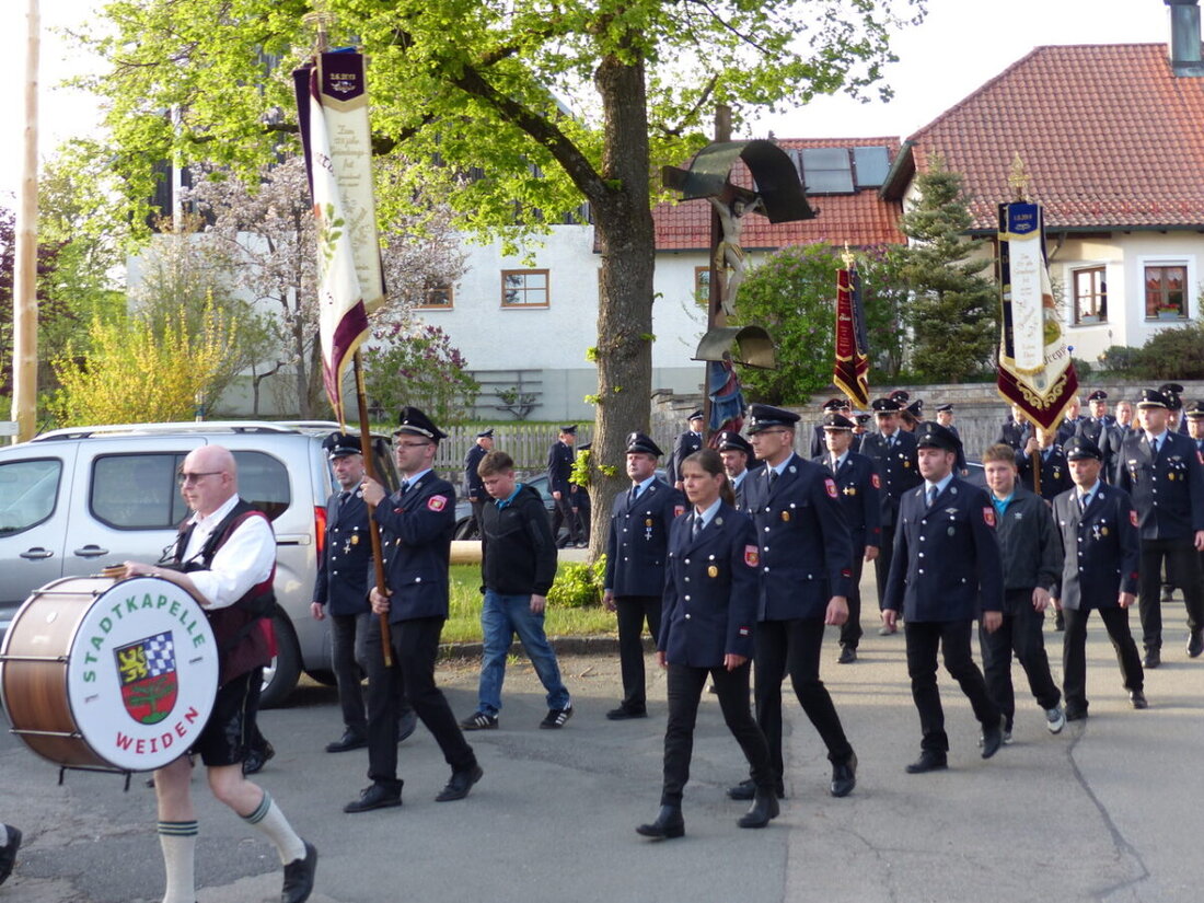 Döllnitz. Zum Florianstag trafen sich die Feuerwehren der Marktgemeinde Leuchtenberg. Das Standkonzert der Stadtkapelle Weiden eröffnete; danach zog der Festzug in die St. Jakobus Kirche, wo Pater Jo Jovilla den Dienst würdigte.