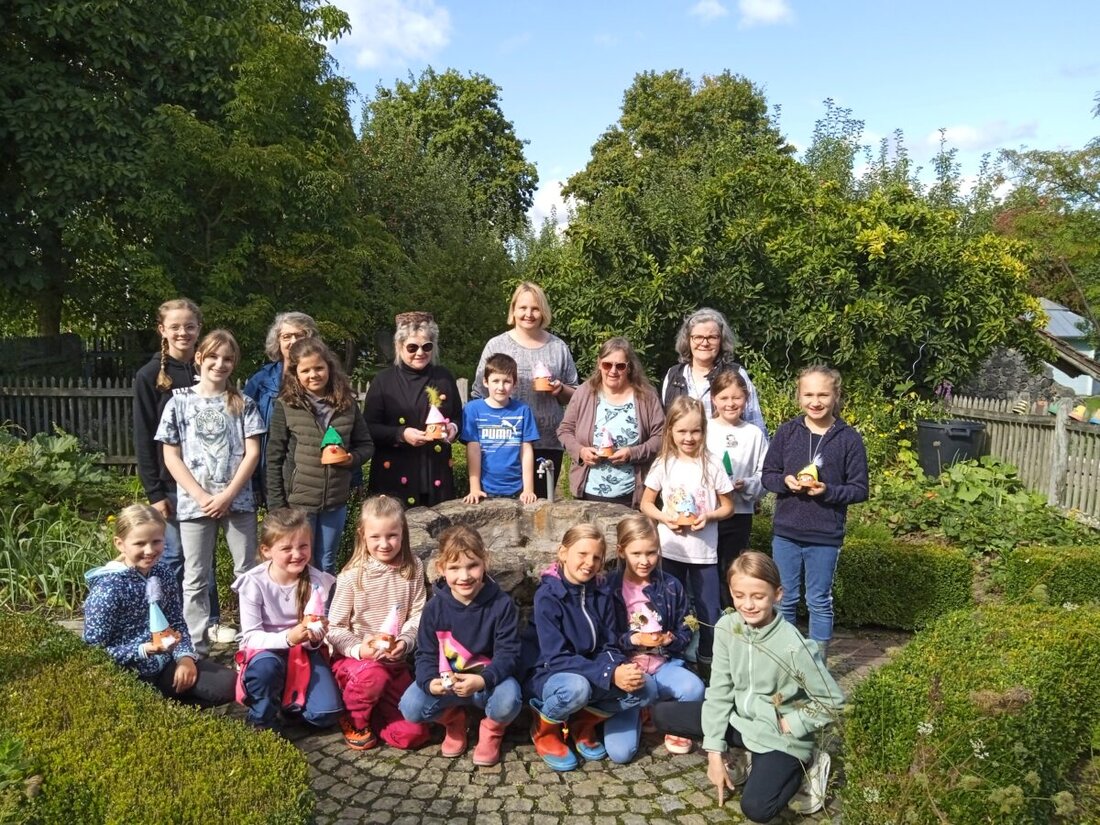 Floß. Über 40 Kinder bastelten mit der Frauen-Union putzige Gartenwichtel im Kreislehrgarten und stärkten sich am Buffet. 2026 soll es wieder einen Bastelnachmittag geben.