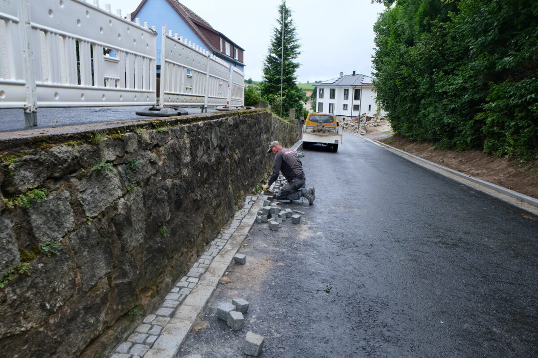 Floß. Straßenbauarbeiten zur Erneuerung der Wasserversorgung und Abwasserbeseitigung verbessern Infrastruktur im westlichen Wohngebiet. Die Arbeiten sollen bis zum 24. August abgeschlossen sein, rechtzeitig zur Flosser Kirwa.