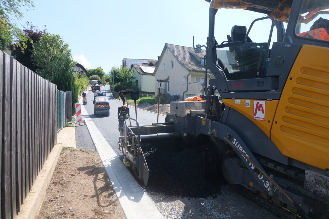 Floß. Tiefbaumaßnahmen zur Verbesserung der Wasserversorgung und des Straßenausbaus in Floß neigen sich dem Ende zu. Verkehrssicherheit und Infrastruktur in der Püchersreuther Straße und angrenzenden Gebieten wurden deutlich aufgewertet.
