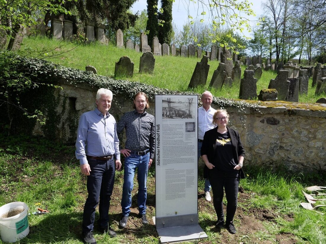 Floß. Seit Ende April 2025 informieren drei neue historische Tafeln über den Bahnhof und den jüdischen Friedhof in Floß. Sie entstanden in Kooperation mit der KZ-Gedenkstätte Flossenbürg.