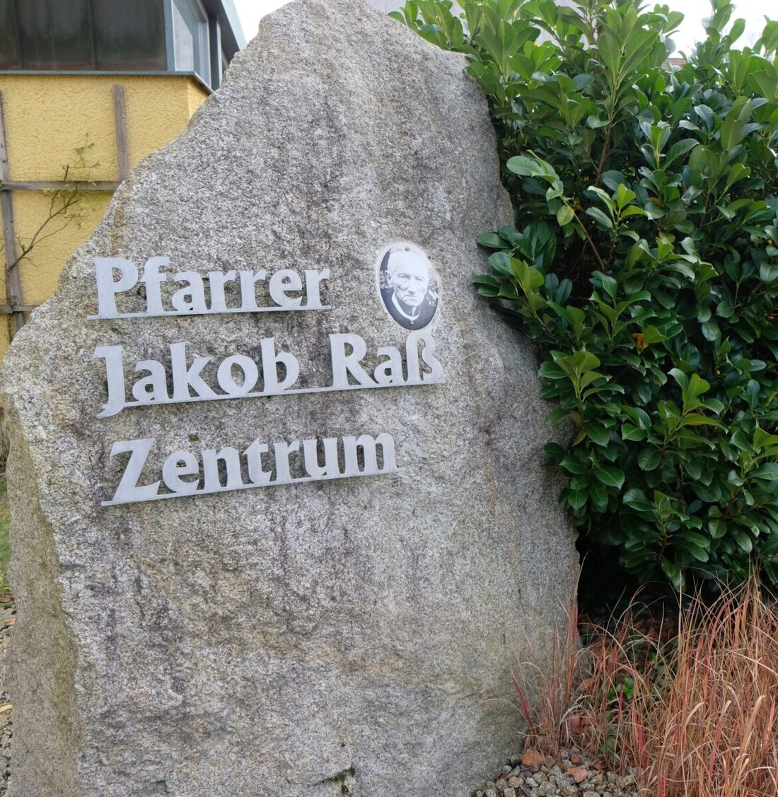 Floß. Geistlicher Rat und Ehrenbürger Pfarrer Jakob Raß wird für seine zahlreichen Beiträge zur Gemeinde Floß geehrt. Er verstarb am 21. Oktober 1958 und fand seine letzte Ruhe im katholischen Friedhof von Floß.