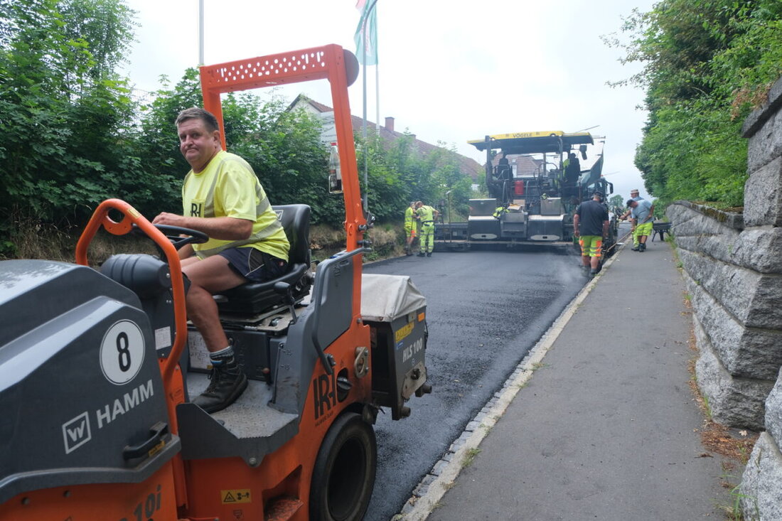 Floß. Die Kreisstraße NEW 20 erhält aufgrund von Schäden durch Rohrbrüche eine neue Asphaltfeinbetonschicht, was die Verkehrssicherheit verbessern soll. Die Arbeiten führten zu Umleitungen, wurden von Anliegern jedoch gut angenommen.