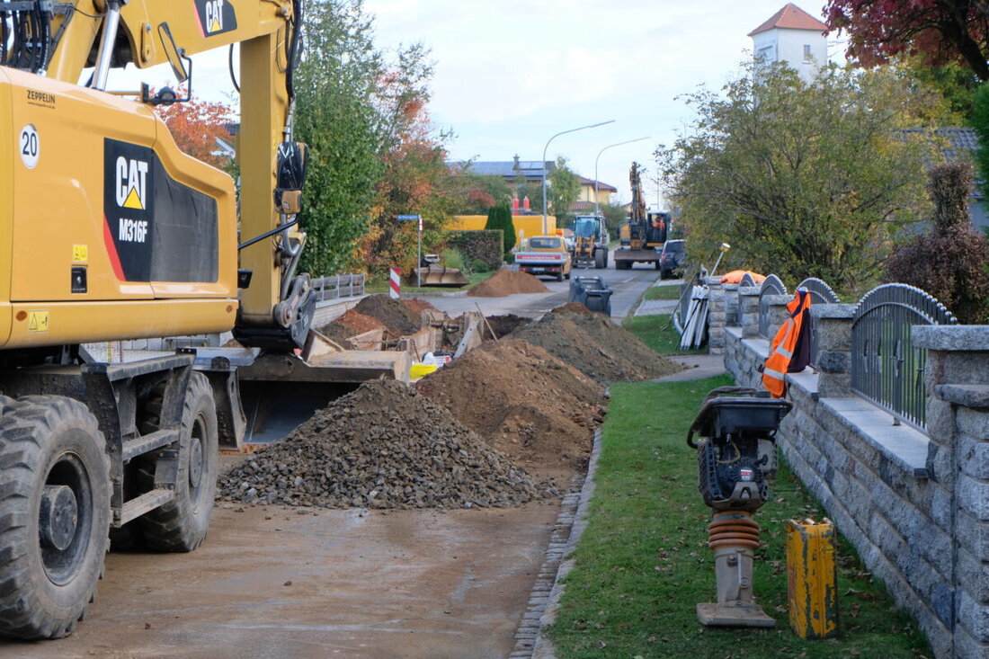 Floß. Der Markt Floß erneuert aktuell seine Wasserversorgungsleitungen, um eine gesicherte Trink- und Brauchwasserversorgung zu gewährleisten. Die Bauarbeiten sollen bis Ende 2025 abgeschlossen sein, mit einer Bauzeit von sechs bis acht Wochen pro Straßenzug.