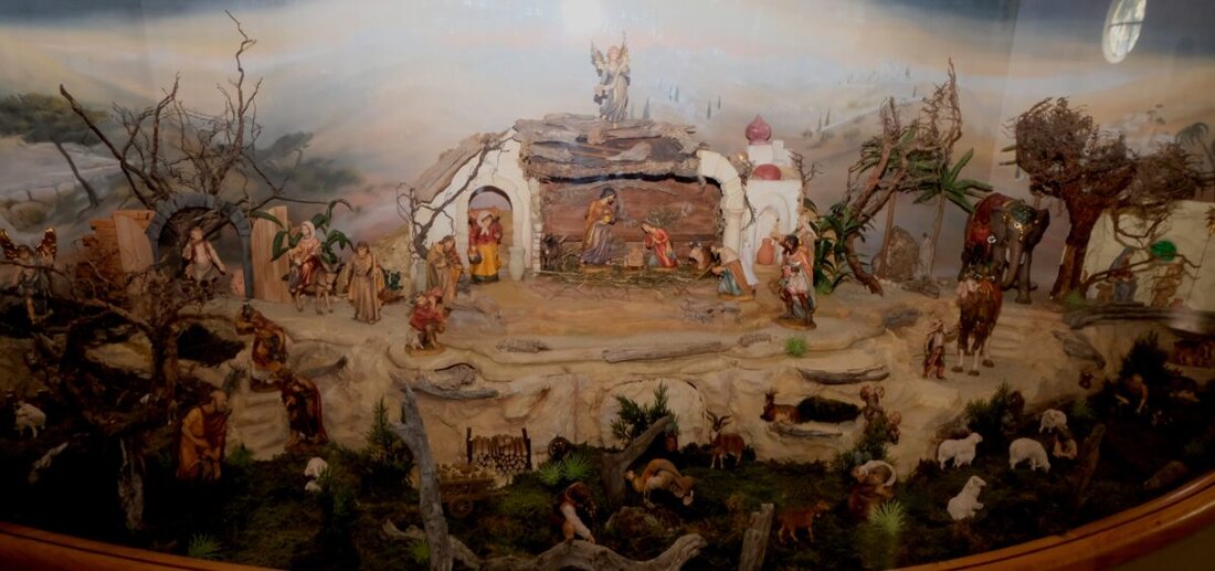 Floß. Eine besondere Jahreskrippe prägt die Advents- und Weihnachtszeit in der katholischen Pfarrgemeinde St. Johannes der Täufer. Sie zeichnet sich durch handgeschnitzte Figuren und Szenen aus, die wichtige kirchliche Feste darstellen.