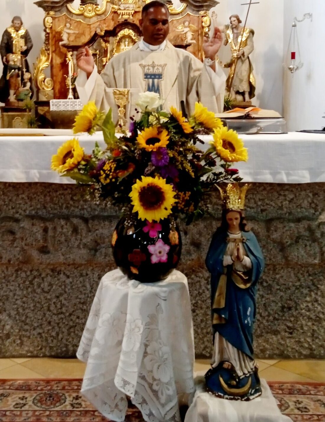 Floß. Am 15. August feierte die Katholische Pfarrgemeinde Floß die Aufnahme Mariä in den Himmel. Die Heilige Messe zelebrierte Pfarrer John Subash Vincent von der Pfarreiengemeinschaft St. Christoph-Neukirchen und St. Pankratius-Flossenbürg, der die Urlaubsvertretung des Heimatpriesters Max Früchtl übernommen hatte. 