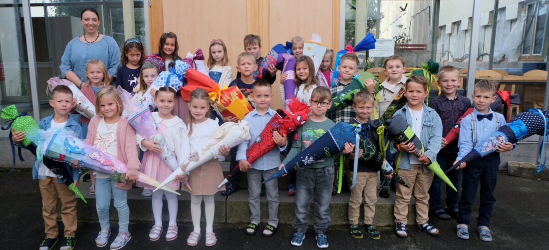 Floß. Die Grundschule begrüßte 22 Abc-Schützen herzlich, mit Bewirtung durch den Elternbeirat, einem ökumenischen Gottesdienst und dem Fokus auf Respekt, Teamarbeit und Lernfreude.