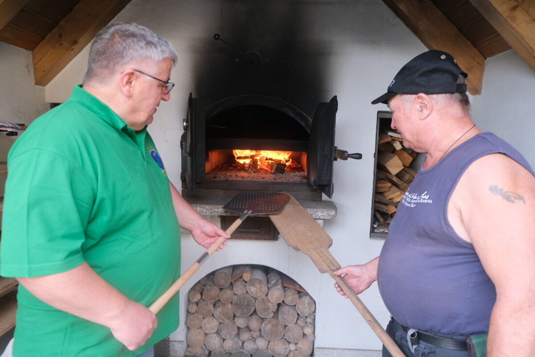 Floß. Der Waldverein trotzte dem Wetter und feierte auf dem Rathausplatz sein traditionelles Backofenfest.  