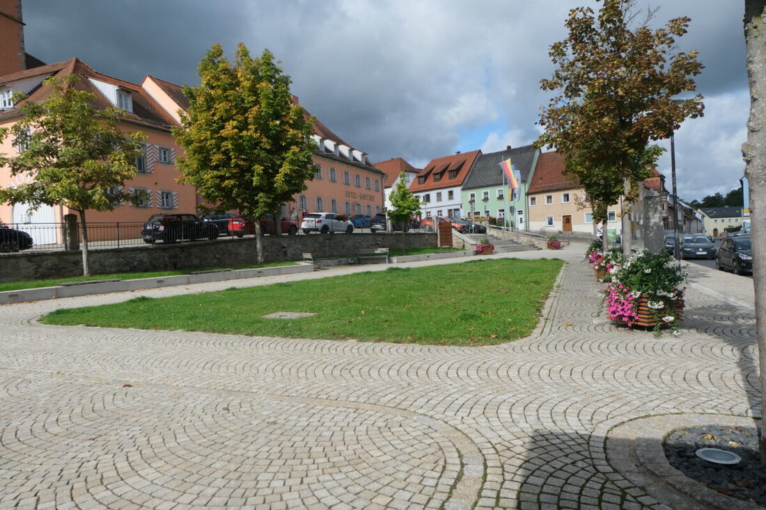 Floß. Am 28. September lädt der Gewerbering zum verkaufsoffenen Sonntag mit Herbstfest ein, mit Frühschoppen ab 10 Uhr, Shops 11 bis 16 Uhr und Gewinnspiel um 17.15 Uhr mit 300 Euro Hauptpreis.