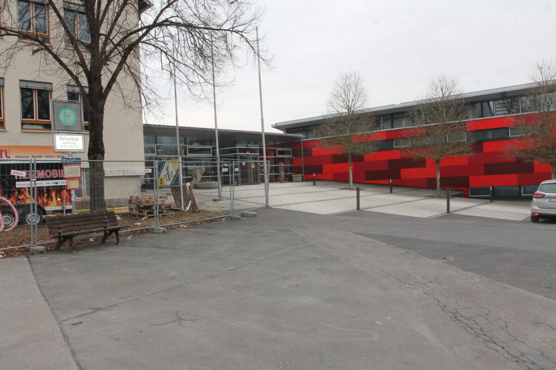 Floß. Die Sanierung der Grund- und Mittelschule ist das wichtigste Projekt mit Kosten über sechs Millionen Euro. Weitere Maßnahmen umfassen den Kauf von Photovoltaikanlagen und die Erweiterung von Kindergärten, wobei die Gesamtkosten für die evangelische Einrichtung bei 1,6 Millionen und für die katholische bei 2,6 Millionen Euro liegen.