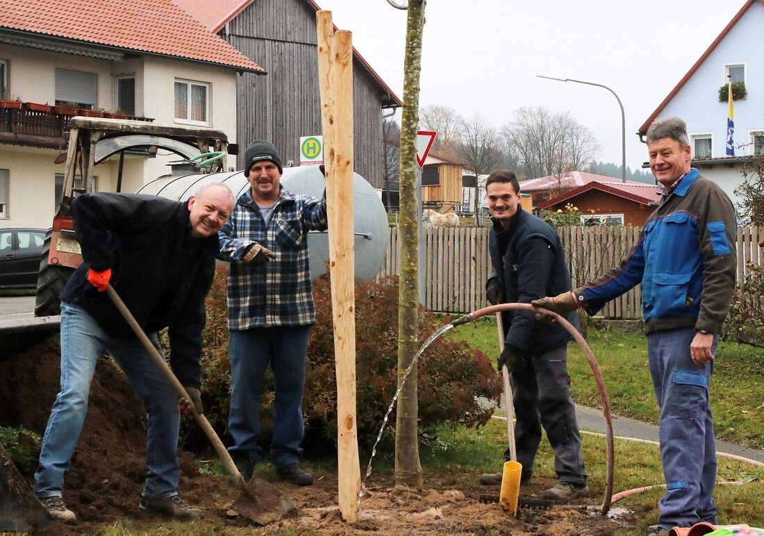 Floß. Ein Baum für Würzelbrunn: CSU-Gemeinderat und Bürgermeisterkandidat Armin Betz spendierte der Würzelbrunner Dorfgemeinschaft für die Grünfläche in ihrem Ortsteilzentrum eine neue Silberlinde und pflanzte diese gleich mit ein.  „Eine [&hellip;]