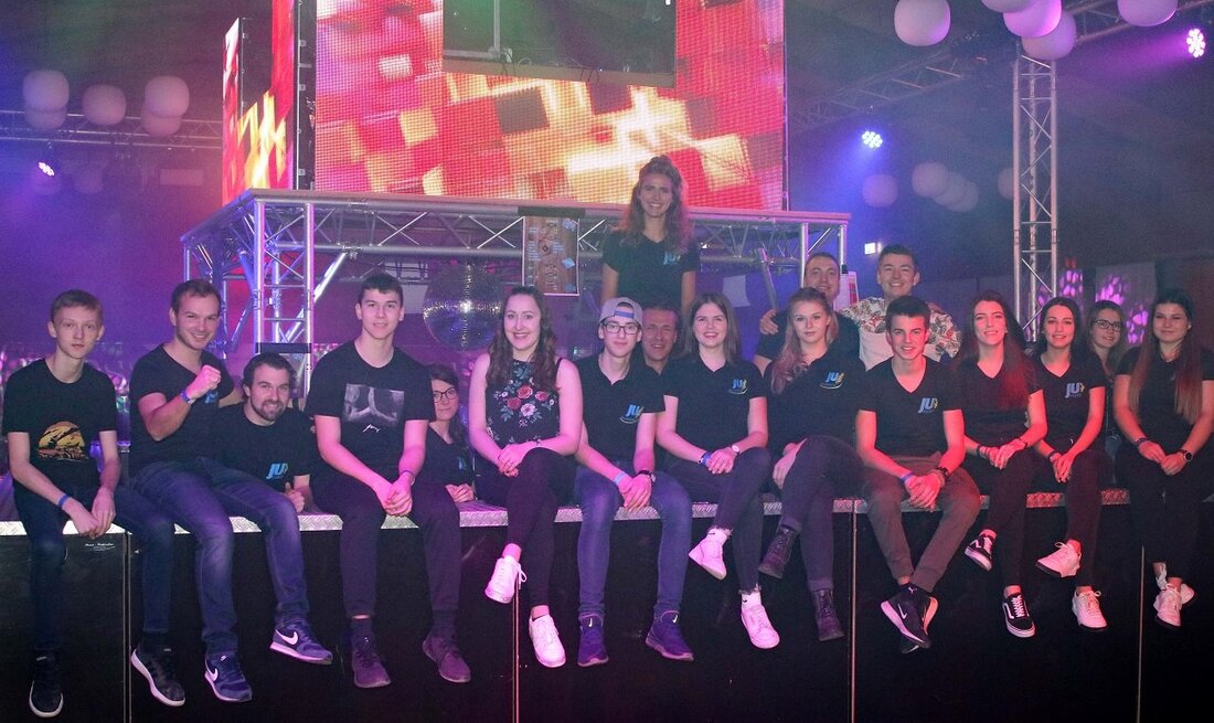 Floß. Wenn sich eine schlichte und funktionale Mehrzweckhalle in eine Großraumdisco mit unglaublicher Licht-Show verwandelt, dann haben die Veranstalter im wahrsten Sinne des Wortes ganze Arbeit geleistet. Bei der Zweitauflage [&hellip;]