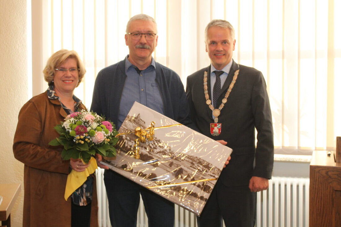 Flossenbürg. Walter Fischer und Richard Schedl wurden für ihr langjähriges ehrenamtliches Engagement geehrt. Bürgermeister Thomas Meiler betonte die Bedeutung des Ehrenamtes für die Gesellschaft.