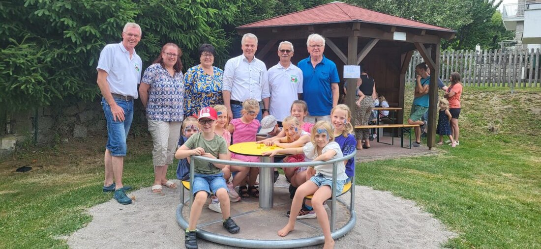 Flossenbürg. Auf dem Spielplatz "Torwiese" sorgen ein neues Karussell und eine Wippe, finanziert durch Spenden und Ehrenamt, für Freude bei Kindern. Die Gemeinschaftsaktion unterstreicht den Zusammenhalt in Flossenbürg, mit weiteren Projekten wie einem Sonnensegel in Aussicht.