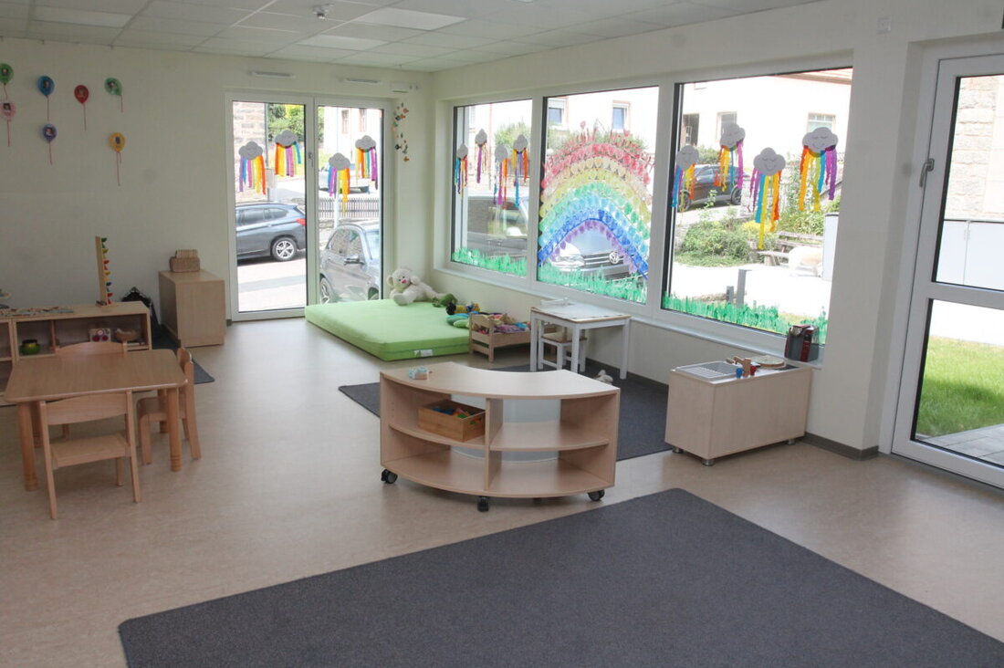 Flossenbürg. Der Kindergarten St. Franziskus feiert nach einer umfassenden Bauphase und Erweiterung am 13. Juli Einweihung, wobei die Einrichtung nun auch Schulkinder betreut. Die Kosten des Projekts belaufen sich auf über 1,3 Millionen Euro, von denen die Gemeinde den größten Teil trägt.