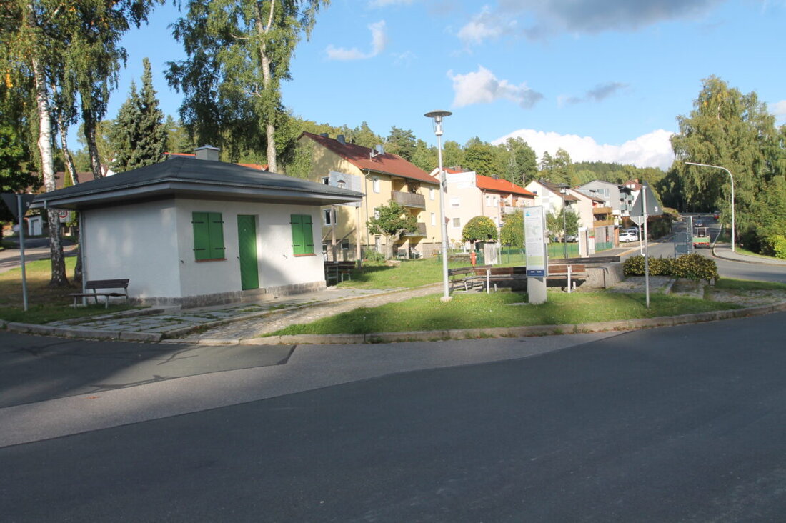 Flossenbürg. Ein ehemaliges SS-Wachhaus wird Treffpunkt für Fröhlichkeit und Genuss? In Flossenbürg ist das gelungen. Nach der aufwändigen Sanierung des Kiosks wird jetzt das Umfeld gestaltet.