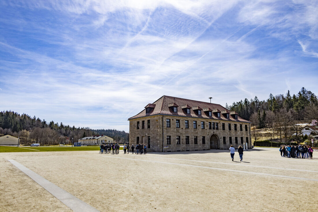 Flossenbürg. Auch während der Sommermonate bleiben die KZ-Gedenkstätten Dachau und Flossenbürg Orte des Erinnerns, Lernens und der Auseinandersetzung mit der Geschichte des Nationalsozialismus. Im August bieten beide Gedenkstätten ein vielfältiges Programm mit öffentlichen Rundgängen und thematischen Führungen.