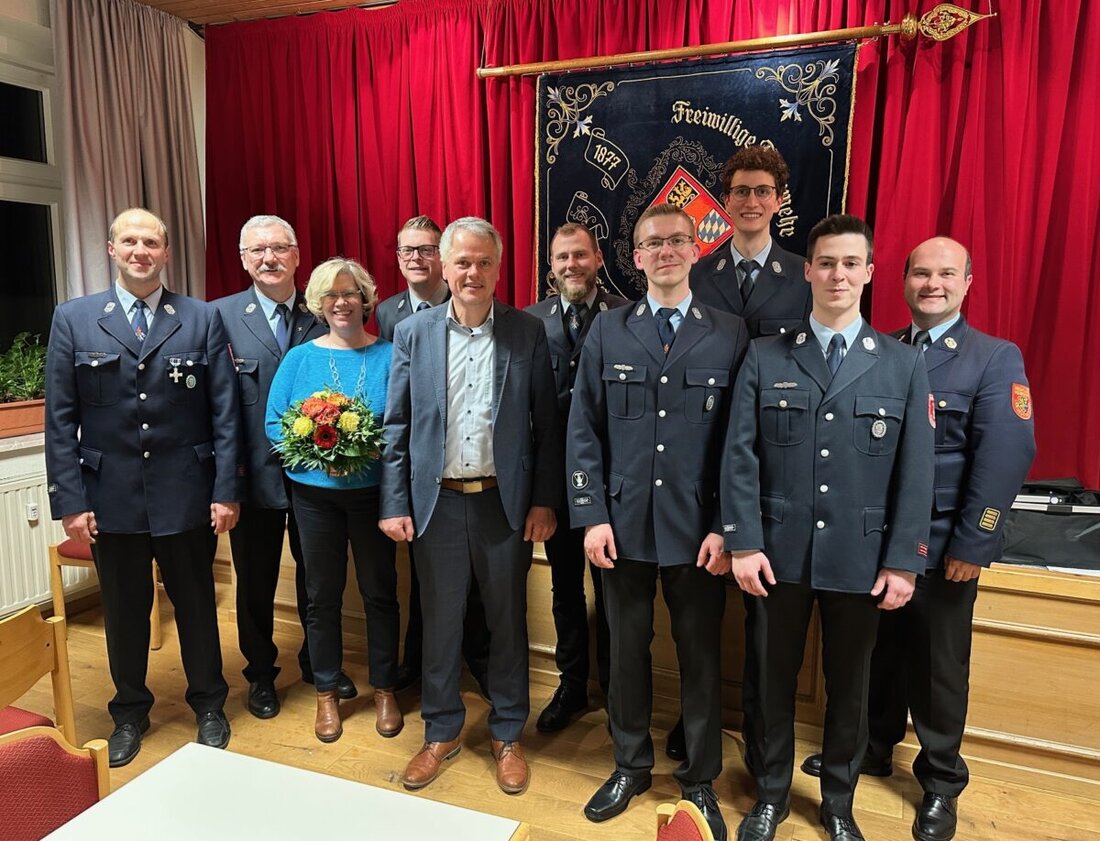 Flossenbürg. Die Feuerwehr Flossenbürg vollzieht einen Generationswechsel, wobei Sven Fischer seinen Vater Walter Fischer nach 16 Jahren ersetzt. Elia Stahl wird neuer erster Vorsitzender. Ulrich Krapf verabschiedet sich nach 22 Jahren als Vorsitzender, betont die starke Jugendförderung und übergibt eine gut aufgestellte Feuerwehr mit 300 Mitgliedern.