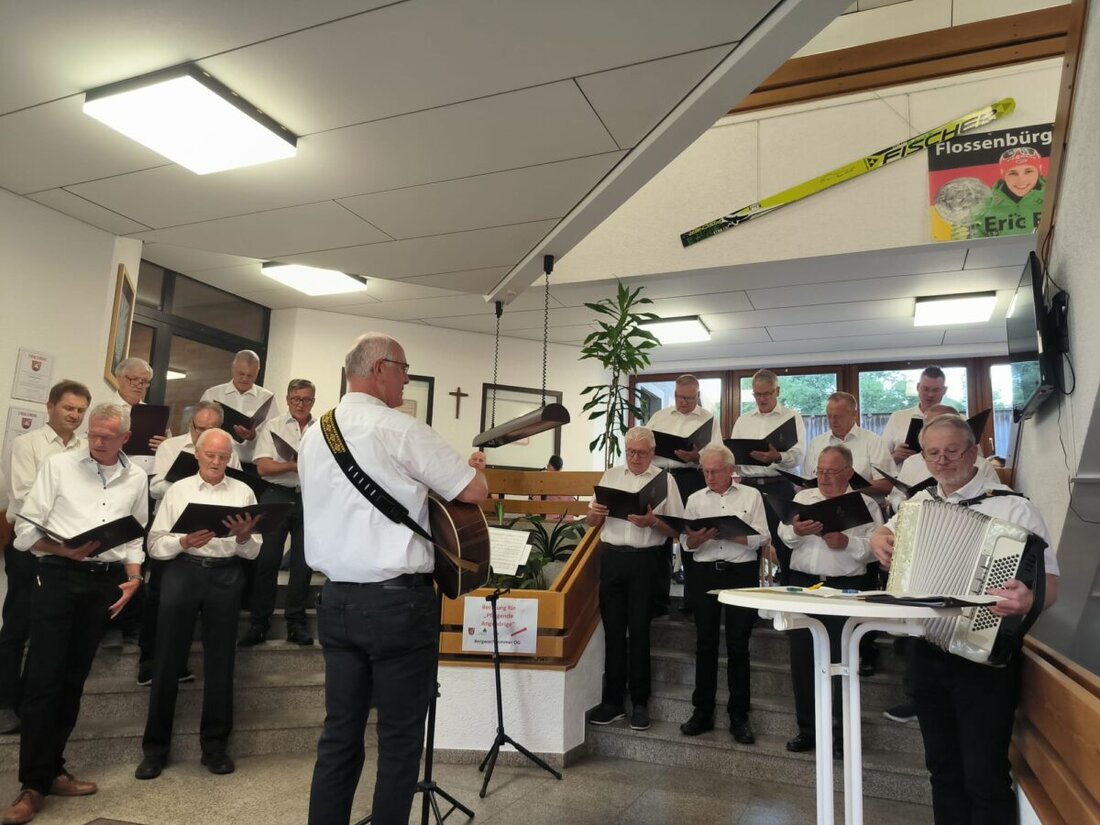 Flossenbürg. Trotz Regenwetter bot der Männergesangverein mit einem vielfältigen Programm im Rathaus ein Konzerterlebnis für ca. 100 Zuschauer. Höhepunkte waren die Blaskapelle mit Märschen und Walzern sowie das gemeinsame Singen des Volkslieds „Kein schöner Land in dieser Zeit“.