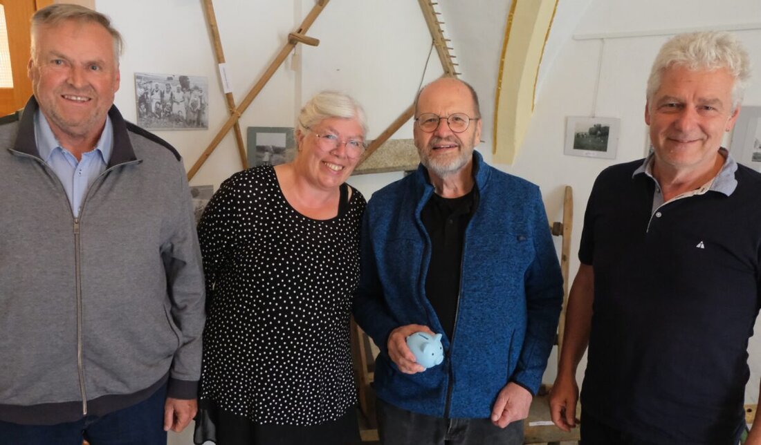 Floß. Der Freundeskreis Plankenhammerer stellt das Buch „Flosser Amt 4“ vor, ein neuer Beitrag zur Heimatgeschichte. Die Vorstellung findet am 19. Oktober um 15 Uhr statt, begleitet von einer musikalischen Umrahmung und Weihnachtskartenverkauf.