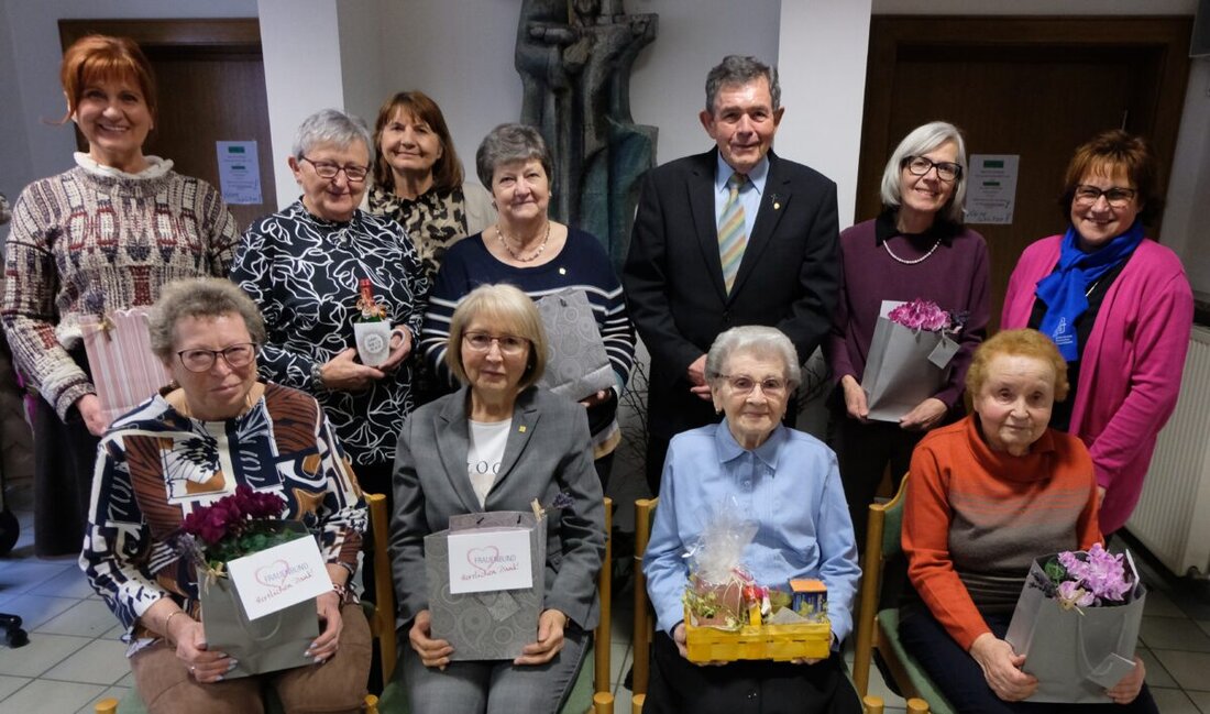 Floß. In der Jahreshauptversammlung des Frauenbunds St. Johannes der Täufer lobte Pfarrer Max Früchtl die lebendige Rolle der Frauen im kirchlichen Leben. Mitglieder wurden für ihre langjährige Treue mit Urkunden und Ehrennadeln ausgezeichnet.