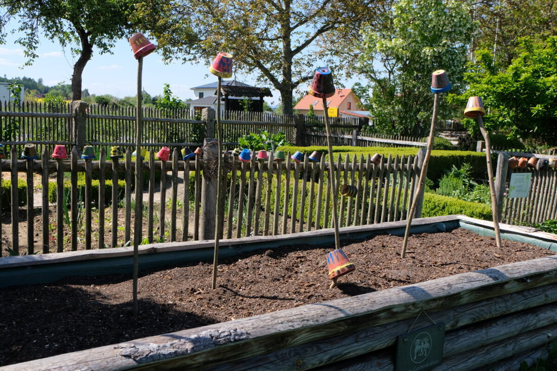 Floß. Die "Flosser Gartenkrähen" bereiten ihr Hochbeet im Kreislehrgarten für die Frühlingsbepflanzung vor, inklusive Muttertagsbasteln als Veranstaltung. Verschiedene Gemüsesorten und Kürbisse sollen am 30. Mai eingepflanzt werden.