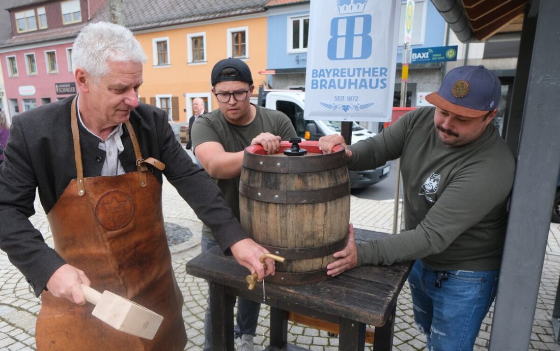 Floß. Tradition des Kirchweih-Frühschoppens lebt im Marktplatz mit Festgottesdiensten, Freibier und Musik fort. Höhepunkt war der Aufmarsch der Flosser Landwehr in historischer Uniform.