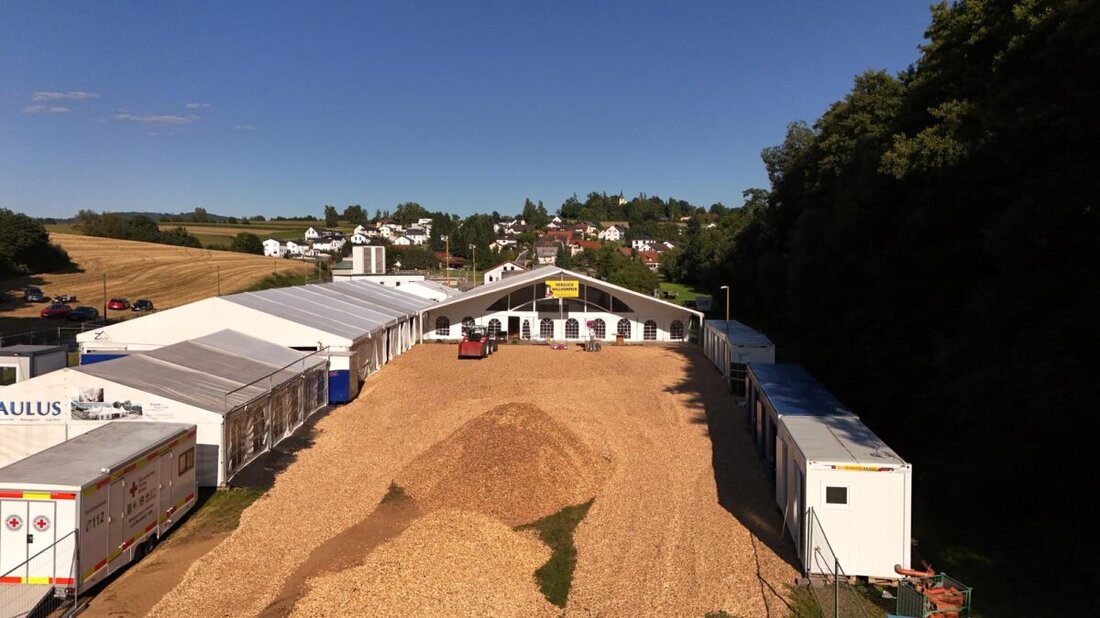 Floß. Der Countdown läuft: In Floß wird geschraubt, gehämmert und dekoriert – und die Vorfreude auf die Kirwa ist überall zu spüren! Werft mit uns einen Blick hinter die Kulissen und seht in unserer Bildergalerie, wie das Festgelände für das große Wochenende hergerichtet wurde.