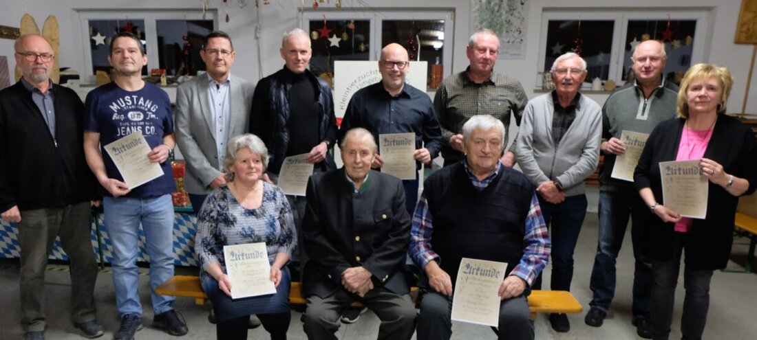 Floß. In einer gut besuchten Jahreshauptversammlung ehrte der Kleintierzuchtverein Floß langjährige Mitglieder und kündigte eine Gemeinschaftsschau für Dezember an. 