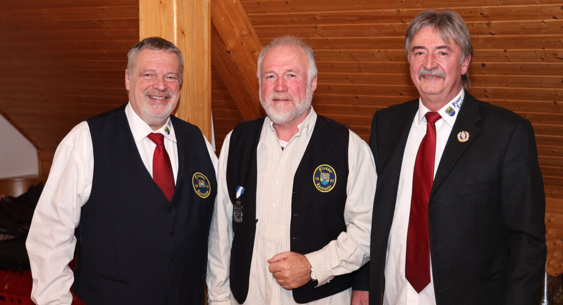 Floß. Die Flosser Landwehr feierte ihre Jahresabschlussfeier, ehrt Traditionen und zeichnete Reinhold Lehner als "Musketier des Jahres 2024" aus.