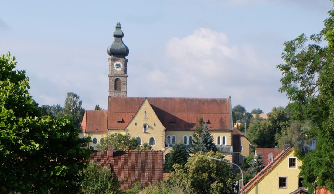 Floß. Die katholische Pfarrgemeinde St. Johannes der Täufer in Floß zeigt sich dankbar für die Spendenbereitschaft ihrer Gläubigen für Kirchenprojekte. Große Projekte wie die Kindergartenerweiterung und Kirchturmsanierung stehen bevor, mit Optimismus für deren Umsetzung.