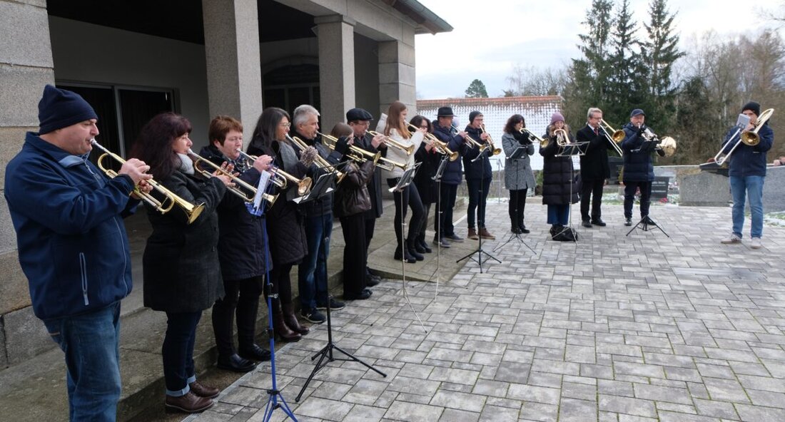 Floss. Der evangelische Posaunenchor bereicherte den Ewigkeitssonntag in der St. Johannes Baptista Kirche und beim Friedhofgang mit Musik. 