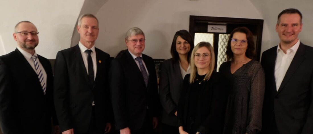 Floß. Die Flosser Raiffeisenbank feierte ihren Betriebs- und Ehrenabend, hob Teamarbeit hervor und ehrte langjährige Mitarbeiter. Am Event wurden Jürgen Schnappauf und Josef Völk zu Ehrenvorständen ernannt.