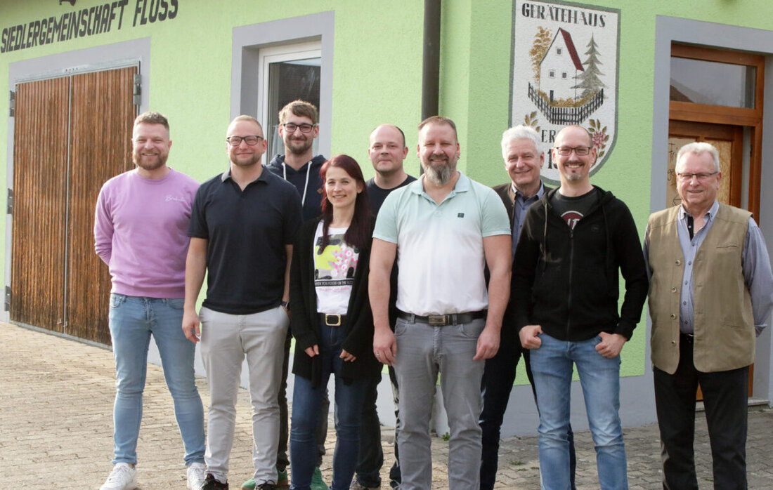 Floß. Die Siedlergemeinschaft Floß bereitet sich auf künftige Änderungen vor, indem sie neue, junge Ausschussmitglieder wählt und 500 Euro an Helfer spendet. Die Sanierung ihres Vereinsheimes nähert sich dem Abschluss.