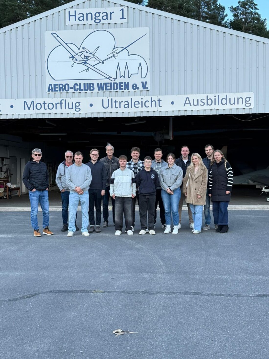 Weiden. Die Junge Union besuchte den Flugplatz und diskutierte mit dem Aero-Club über Ausbildung, Vereinsarbeit, Fluglärm und ein sechsstelliges Defizit, um eine ausgewogene Zukunft zu finden.