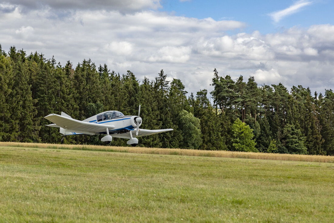 Erbendorf. Am 18. Mai 2025 ereignete sich ein Unfall mit einem Ultraleichtflugzeug am Flugplatz Erbendorf, wobei das Flugzeug durch Turbulenzen stark beschädigt wurde, aber Pilot und Passagier unverletzt blieben. Der Schaden wird auf 20.000 bis 35.000 Euro geschätzt.