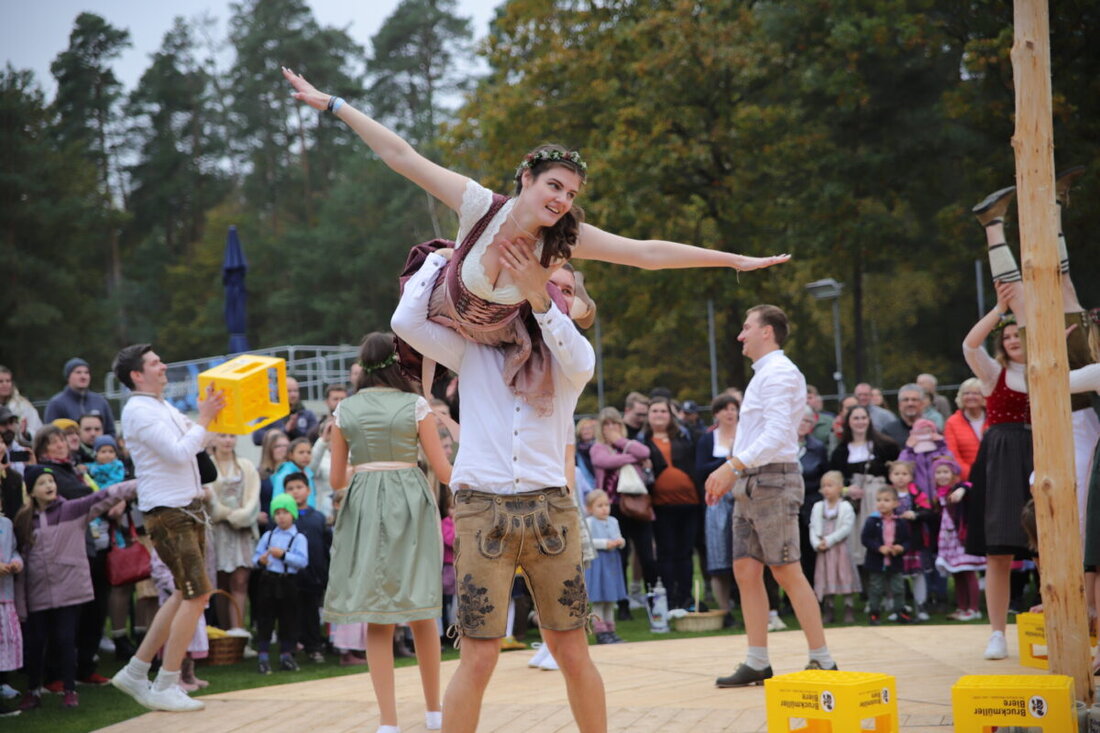 Etzenricht. Die Kirchweih bot Livemusik, Kirwa-Olympiade, Tanz und sportliche Events; Saskia Zupfer und Simon Kostial sind das neue Oberkirwapaar. Trotz fehlendem Sonnenschein genossen die Besucher die vielfältigen Programmpunkte.