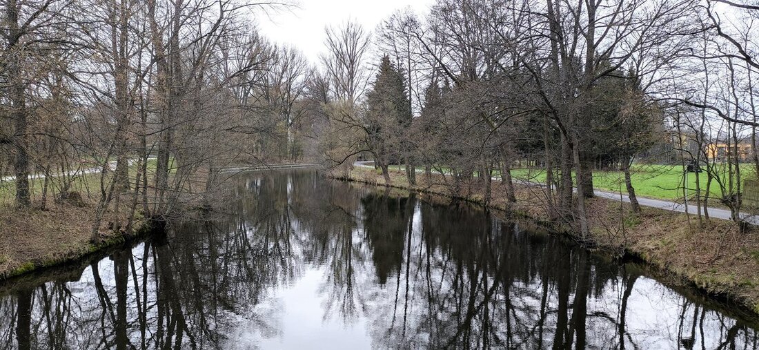 Weiden. Notfall am Flutkanal: Spaziergänger finden eine Dame (74) am Wehr - ihr Zustand ist weiter lebensbedrohlich. 
