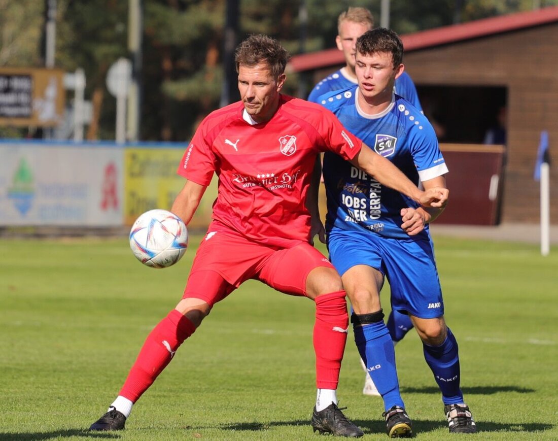 Etzenricht. Am Freitag um 19 Uhr gastiert der SV in Bad Kötzting am Roten Steg und will nach soliden Heimauftritten auswärts punkten. Neun Remis, Personalsorgen und Druck im Abstiegskampf prägen die Lage.