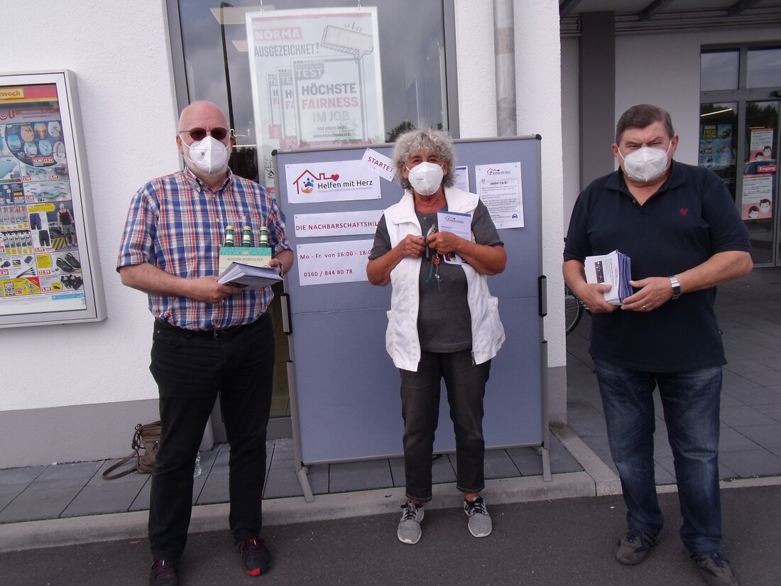 Weiherhammer. Mit Flyern für die Bevölkerung zeigen die Helfer der Nachbarschaftshilfe der Gemeinde Weiherhammer, auf welche Unterstützungen die Bürger und Bürgerinnen im Bedarfsfall zurückgreifen können.