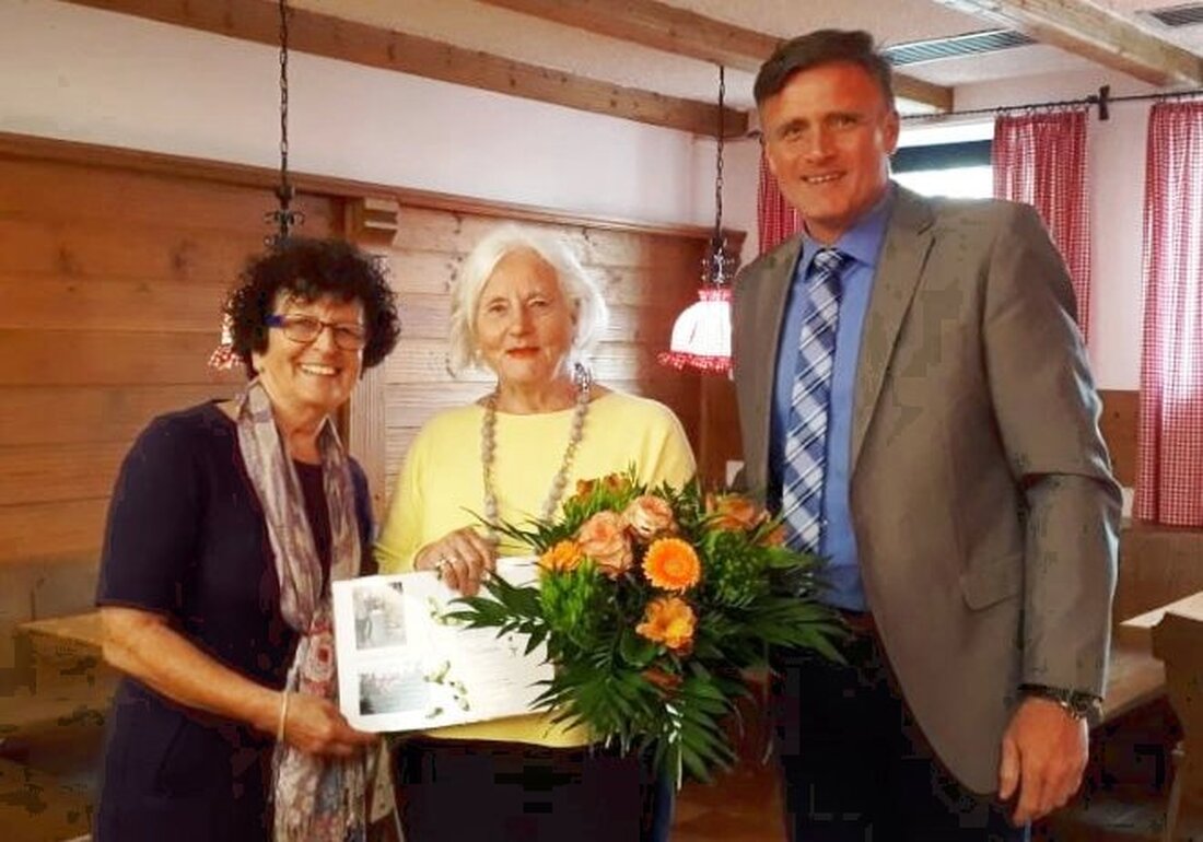 Weiden. Das ist doch ein Grund zu feiern: Bei der Hauptversammlung der Ehemaligen und Freunde der Handels- und Wirtschaftsschule Weiden e.V. stand eine Dame ganz besonders im Mittelpunkt: Ein Vierteljahrhundert ist [&hellip;]