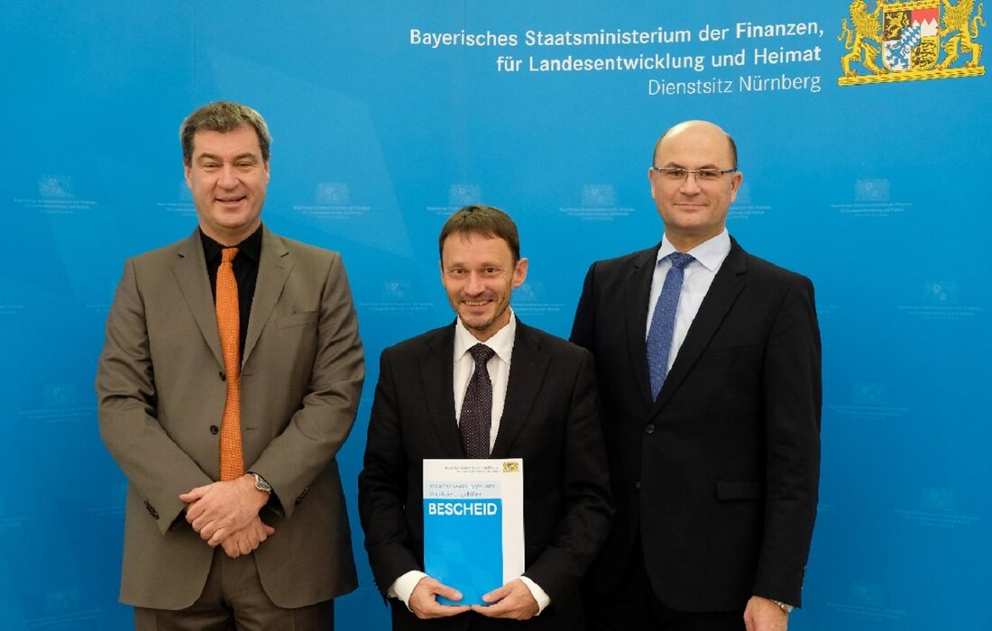 Weiden. Bürgermeister Jens Meyer nahm im Bayerischen Staatsministerium für Finanzen, Landesentwicklung und Heimat in Nürnberg den Förderbescheid über 7 Millionen Euro Stabilisierungshilfe entgegen.  Zusammen mit Staatssekretär Albert Füracker überreichte der Bayerische [&hellip;]