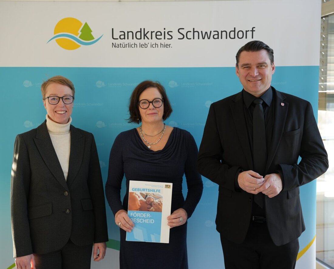 Schwandorf. Landrat Thomas Ebeling übergibt dem St. Barbara-Krankenhaus einen Förderbescheid 2024 über 1,1 Mio Euro für die Geburtshilfe. Das Haus erfüllt das Zukunftsprogramm und verzeichnete 2024 648 Geburten.