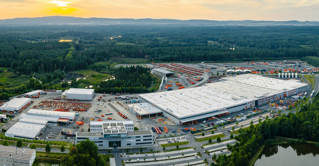 Tirschenreuth. Dr. Markus Söder und Hubert Aiwanger übergeben der Hamm AG einen Förderbescheid über 1.459.600 € für die Automatisierung und Autonomisierung von Walzen. Das Projekt stärkt den Standort.