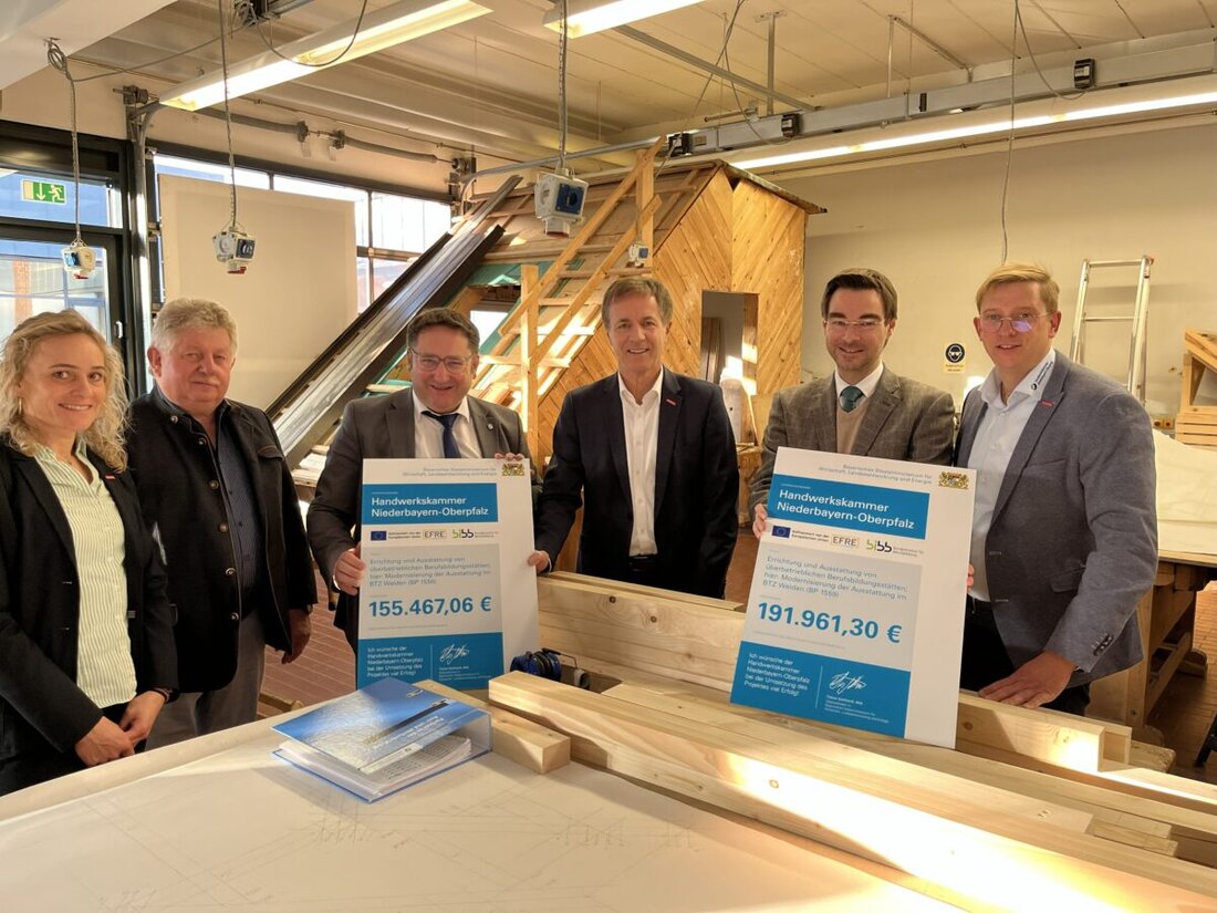 Weiden. Staatssekretär Tobias Gotthardt übergab im Bildungszentrum Weiden der Handwerkskammer Niederbayern-Oberpfalz Förderbescheide für die Berufsbildung. Land, Bund und EU finanzieren Technik für starke Handwerksausbildung.