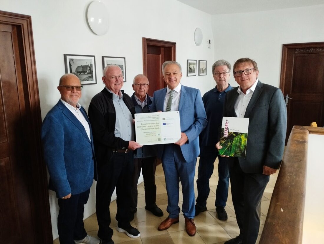 Plößberg. Für die Dokumentation dörflichen Lebens fließen 18.700 Euro LEADER-Fördermittel in das Kooperatorenhaus. Die Ausstellung mit Fotos, Dokumenten und alten Filmen ermöglicht eine Zeitreise durch 100 Jahre Dorfgeschichte.