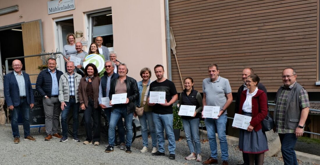 Floß. Bei der Segnung des neuen Verkaufsraums der Gailertsreuther Mühle verteilten Amt für ländliche Entwicklung und Öko-Modellregion Förderschilder aus dem BioRegioTopf 2030 für sieben Projekte im Landkreis Neustadt/WN.