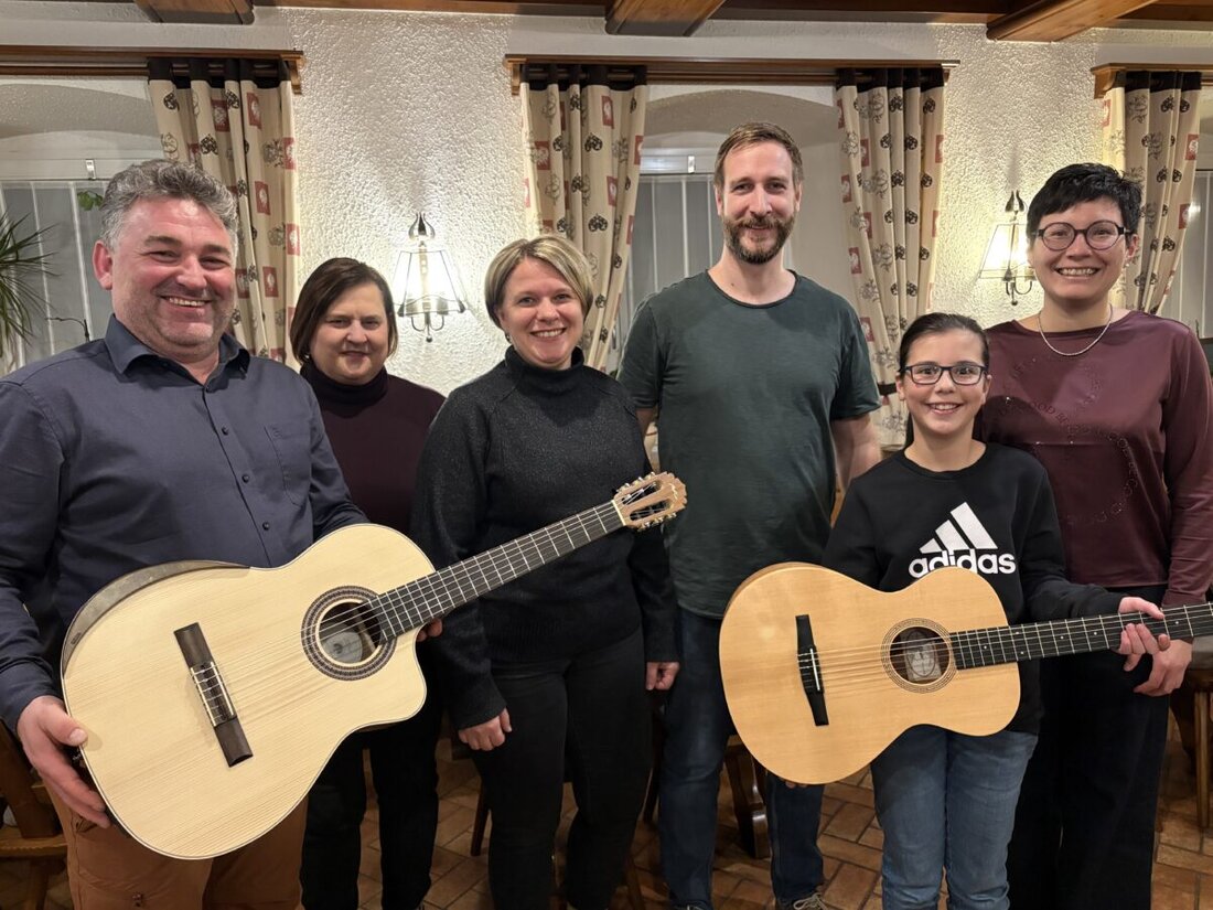 Moosbach. Der Förderverein der Musikschule startet ins neue Jahr: Sandro Stefinger übergab zwei Akustikgitarren im Wert von 1.300 EUR an die Schulleitung. Am 23. Januar 2026 lädt ein Neujahrskonzert um 19 Uhr ein.